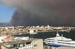 Хорватське місто Спліт оточене вогнем. Вражаючі фото та відео палаючого курорта