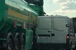 Мікроавтобус зіткнувся з бензовозом