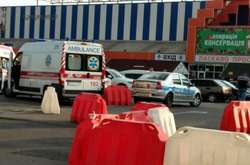 Чоловік помер на стоянці поблизу відомого столичного торговельного центру