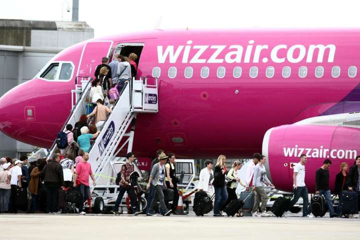 Wizz Air скасовує додаткову плату за ручну поклажу