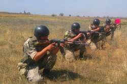 Прикордонники біля окупованого Криму проводять навчання зі стрільбами 