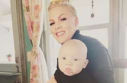 Пинк раскритиковали из-за «опасного» снимка с ребенком
