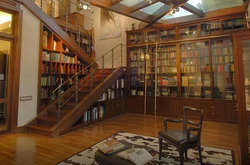 Натуральная кожа, мрамор и итальянская мебель: в сети показали самую дорогую квартиру в Украине