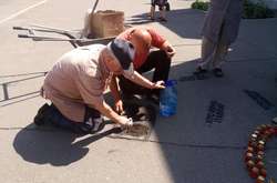 Двірники витирають надписи «Хто вбив Павла?»