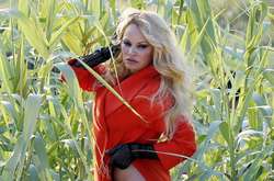 Полуобнаженная Памела Андерсон устроила фотосессию в кукурузе