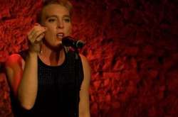 Французская певица умерла на сцене прямо во время своего концерта