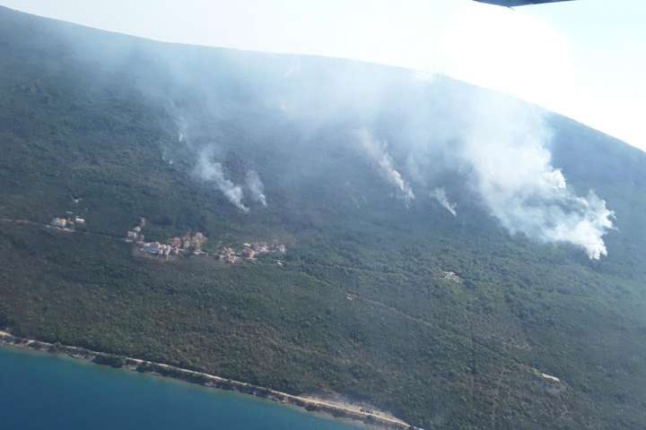 Українські рятувальники другу добу гасять пожежу у Чорногорії