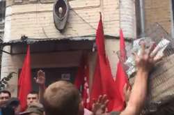 Полетела клетка с петухом: под Печерским судом опять «сцепились» нардепы