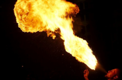 У Росії чоловік під час фокусу з вогнем випадково спалив свою дружину