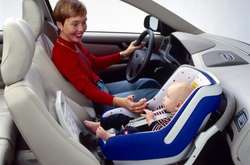  В Україні пропонують зобов'язати водіїв, які перевозять дітей застосовувати спеціальні автокрісла 