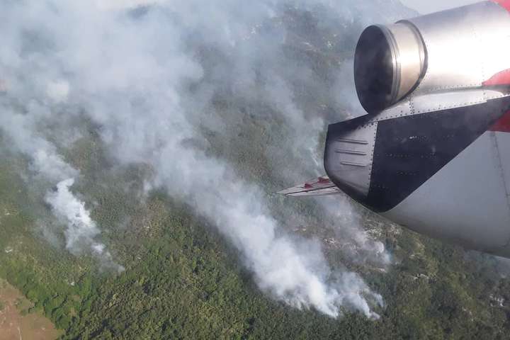 Українські рятувальники продовжують гасити лісові пожежі у Чорногорії