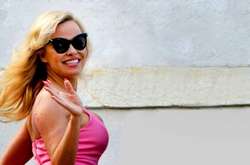 Памела Андерсон в ярком платье устроила одиночный пикет против корриды