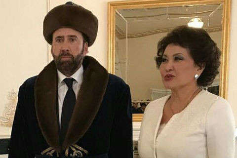 «Что происходит?»: Николас Кейдж в халате вновь стал героем мемов
