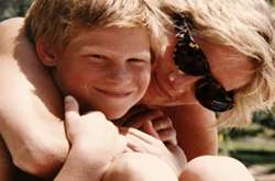 Принцы Уильям и Гарри поделились архивными фото принцессы Дианы из ее личного фотоальбома