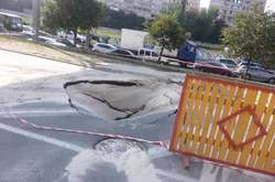 На столичному Печерську провалився асфальт