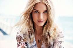 Рози Хантингтон-Уайтли рассказала, как увеличивает губы в домашних условиях