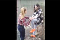 Дерзкое избиение школьниц в Чернигове: среди нападавших был малолетка