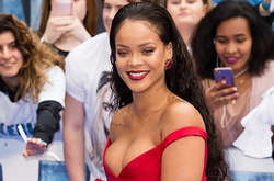 Рианна появилась в эффектном красном платье на премьере фильма в Лондоне