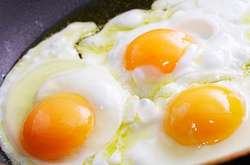 Адская жара: в ОАЭ приготовили яичницу прямо на асфальте