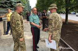 Боец ВСУ приковал себя возле Минобороны