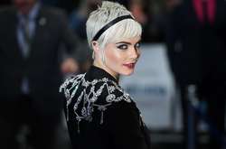 Кара Делевинь на премьере нового фильма в смокинге с экстремальным декольте