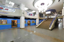 Дві станції метро зачинені через несправність потяга 