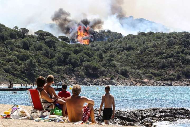 З півдня Франції евакуювали 10 тисяч людей через лісові пожежі