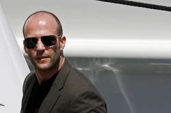 Звезде фильмов «Перевозчик» и «Форсаж» Джейсону Стэйтему - 50