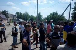 Мітингувальники біля суду в смт Ширяєве