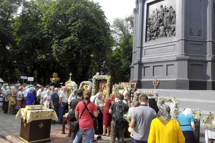 На Владимирскую горку в Киеве пришли 10 тысяч верующих 