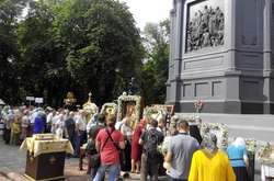 На Владимирскую горку в Киеве пришли 10 тысяч верующих 