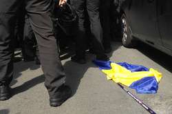 Мітинг на підтримку Саакашвілі: прапор України опинився на землі