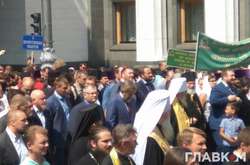 Грішники теж ходять до церкви, але чому вони тут в першому ряду?