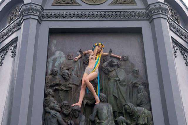 Хресний хід не обійшовся без Femen: гола активістка вилізла на пам’ятник Володимиру (фото)