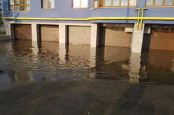 Під Києвом після зливи підтопило багатоповерхівку. Йдуть рятувальні роботи (ФОТО)