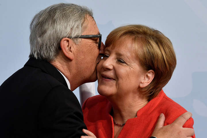 Глава Єврокомісії переплутав Меркель зі своєю дружиною: курйозне відео