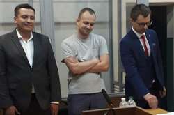 Дмитро Сус з адвокатами на судовому засіданні