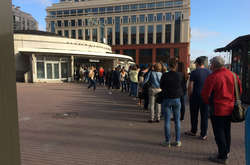 Величезні черги перед станціями метро в Петербурзі