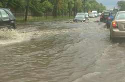 На вулицях Києва після зливи справжній потоп