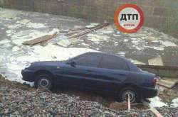 Провал грунта в Киеве: в «пропасть» упали три автомобиля