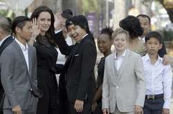 Анджелину Джоли обвинили в жестокости по отношению к детям