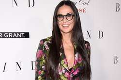 54-летняя Деми Мур планирует усыновить ребенка