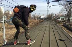 Чому підлітки смертельно ризикують, катаючись на дахах поїздів