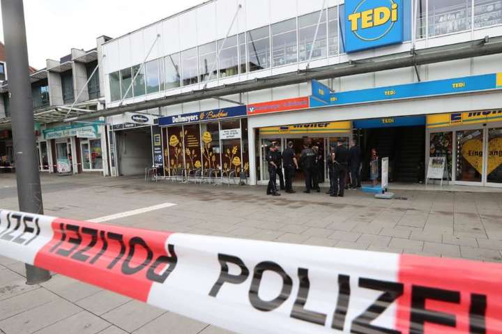 У Німеччині невідомий напав на людей у супермаркеті, є загиблий
