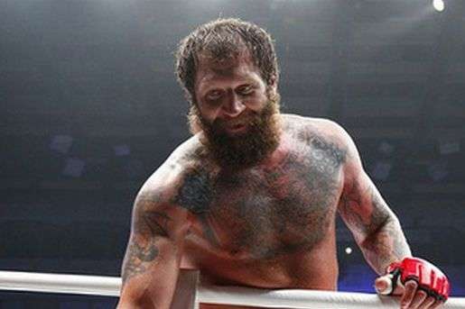 Російський боєць Олександр Ємельяненко, що відбув термін у в'язниці, повертається на ринг