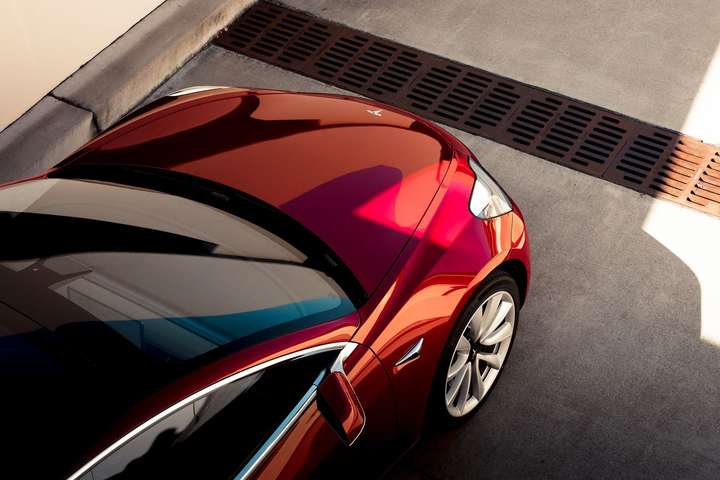 Маск передав покупцям перші 30 автомобілів Tesla Model 3. Відео