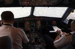 Порошенко дав орден льотчику, який врятував життя пасажирів у Стамбулі