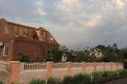 Негода у Кривому Розі: у двох сотнях будинків пошкоджено покрівлю