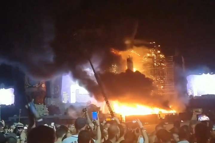 Феєрверк спровокував пожежу на фестивалі в Барселоні: 22 тисячі осіб евакуювали