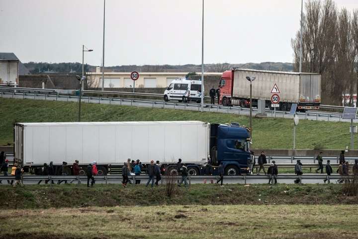 На півночі Франції виявили вантажівку з нелегальними мігрантами